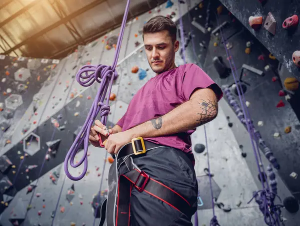 Güçlü Bir Erkek Tırmanıcı Renkli Tutacakları Ipleriyle Yapay Bir Duvara — Stok fotoğraf