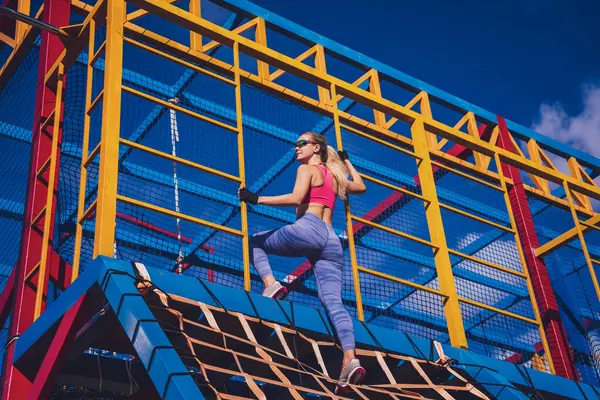 Atletická Mladá Žena Cvičit Lezení Výcvikovém Táboře — Stock fotografie