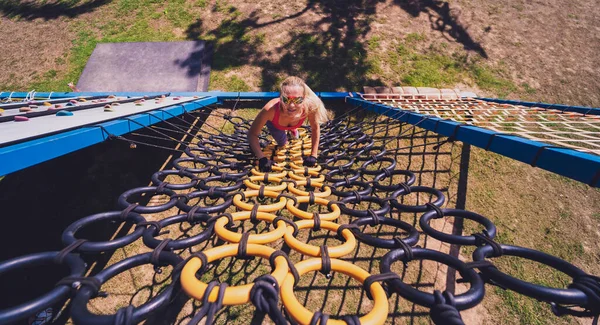 운동을 여자가 캠프에서 로프를 올라가는 — 스톡 사진