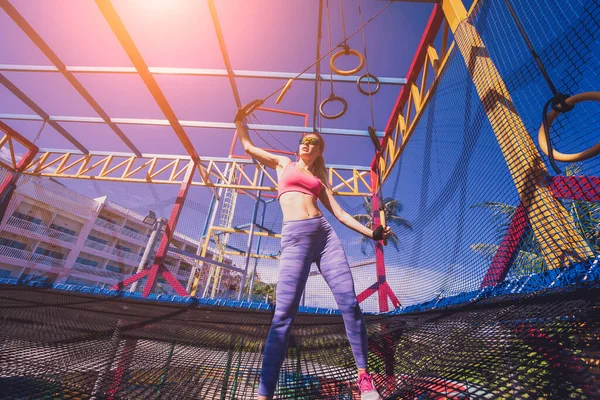 Sportowa Młoda Kobieta Ćwicząca Kółkach Gimnastycznych Obozie Treningowym — Zdjęcie stockowe