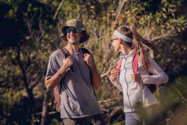 Mutlu genç çift okyanus yakınlarındaki orman ormanında seyahat ediyor..