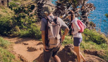 Genç bir çift okyanus yakınlarındaki orman ormanında seyahat ediyor..