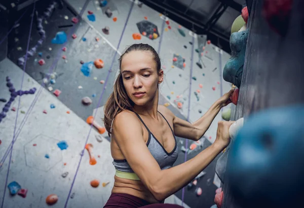 Strong Female Climber Climbs Artificial Wall Colorful Grips Ropes — Stock Photo, Image