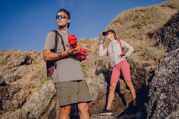 Junges Paar Klettert Mit Seil Nach Oben Die Berge Meer — Stockfoto