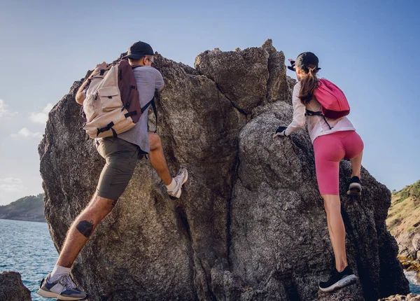 Young Couple Climbs Top Mountains Ocean — Stock Photo, Image