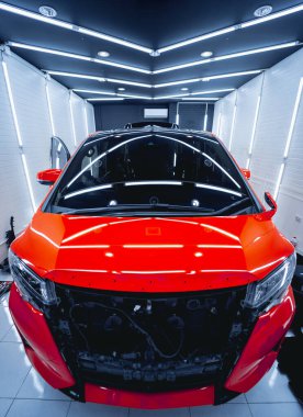 Temiz ve parlak kırmızı arabanın ayrıntıları..