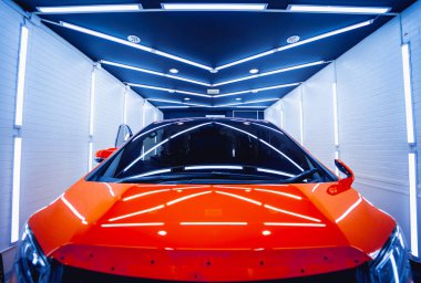 Temiz ve parlak kırmızı arabanın ayrıntıları..