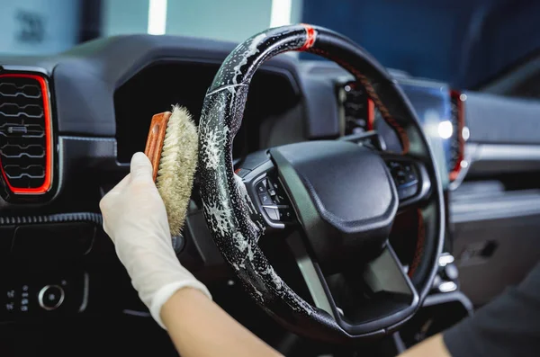 Νεαρή Γυναίκα Καθαρίζει Τιμόνι Του Αυτοκινήτου Χρησιμοποιώντας Ένα Ειδικό Πινέλο — Φωτογραφία Αρχείου