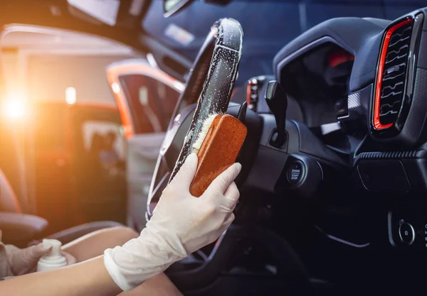 Jonge Vrouw Die Het Stuur Van Auto Schoonmaakt Met Een — Stockfoto