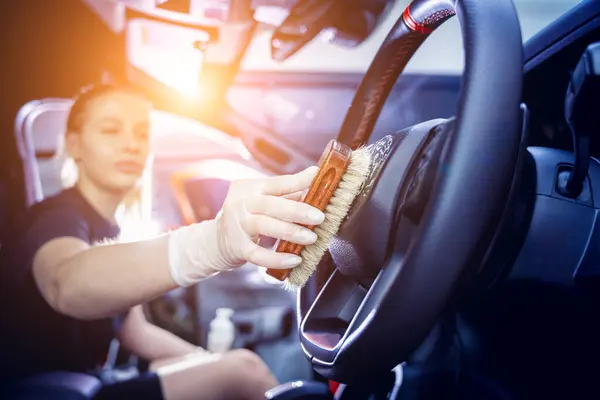 Jonge Vrouw Die Het Stuur Van Auto Schoonmaakt Met Een — Stockfoto