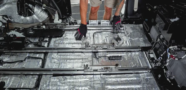 Tunning Service Worker Instalar Material Isolamento Acústico Dentro Interior Carro — Fotografia de Stock