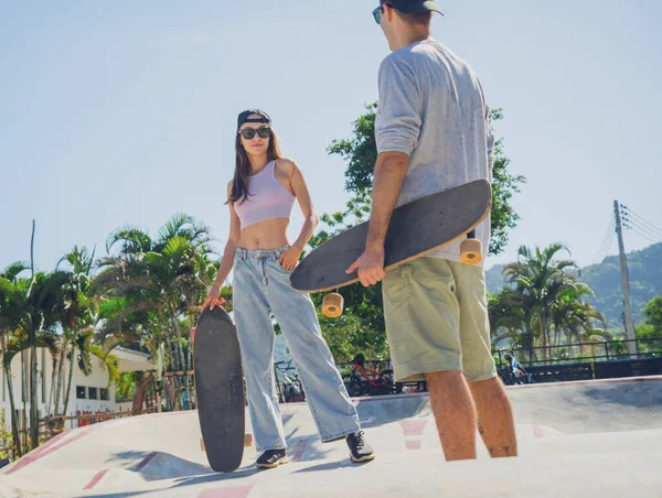 Young Happy Couple Skateboards Enjoy Longboarding Skatepark — Stock Photo, Image