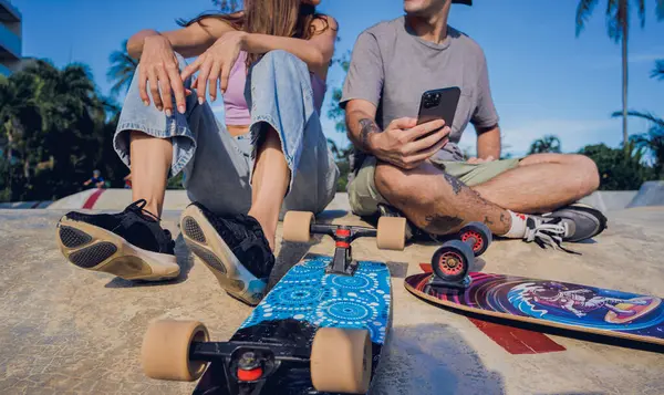 Giovane Coppia Felice Con Skateboard Prendendo Selfie Allo Skatepark — Foto Stock