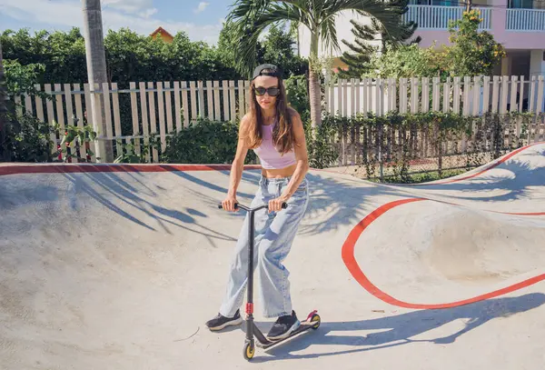 Glückliche Junge Frau Mit Roller Genießt Fahrt Skatepark — Stockfoto