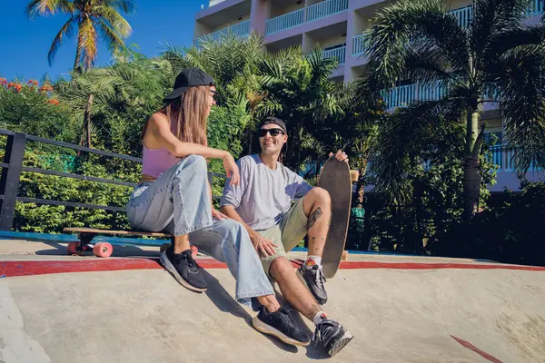 Young Happy Couple Skateboards Enjoy Longboarding Skatepark — Stock Photo, Image