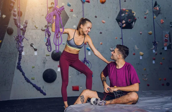 Een Sterk Paar Klimmers Tegen Een Kunstmatige Muur Met Kleurrijke — Stockfoto