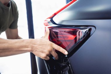 Araba servisinin garajında parçalanmış bir arabanın yedek parçalarını değiştirmek..