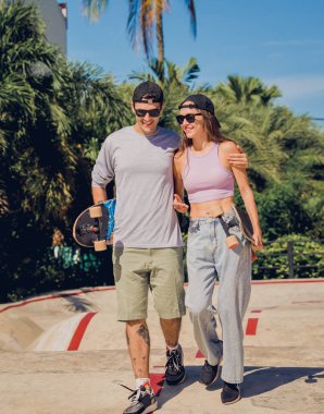 Kaykaylı genç çift kaykayın tadını çıkarıyor..