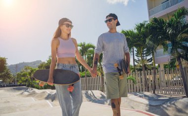 Kaykaylı genç çift kaykayın tadını çıkarıyor..