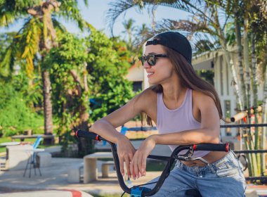 Genç mutlu çift kaykay parkında BMX 'in tadını çıkarıyor..