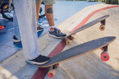 Kaykaylı genç çift kaykayın tadını çıkarıyor..