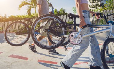 Genç mutlu çift kaykay parkında BMX 'in tadını çıkarıyor..