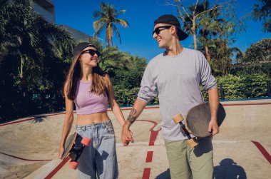 Kaykaylı genç çift kaykayın tadını çıkarıyor..