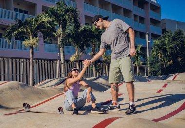 Kaykaylı genç çift kaykayın tadını çıkarıyor..