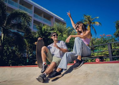 Kaykaylı genç çift kaykayın tadını çıkarıyor..