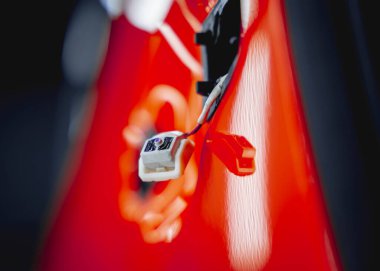 Yeni kırmızı arabaya koruyucu film yükleme işlemi