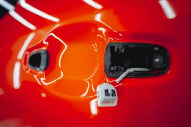 Yeni kırmızı arabaya koruyucu film yükleme işlemi