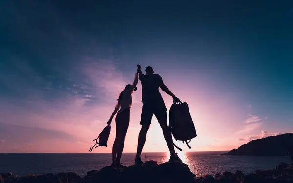 Boldog Fiatal Pár Felmászik Csúcsra Óceán Melletti Hegyekben — Stock Fotó