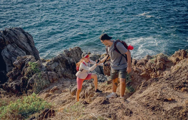 Счастливая Молодая Пара Поднимается Вершину Горы Возле Океана — стоковое фото