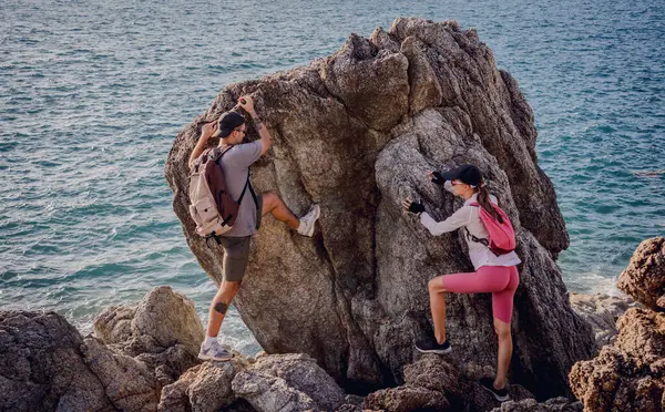 Junges Paar Erklimmt Gipfel Den Bergen Meer — Stockfoto