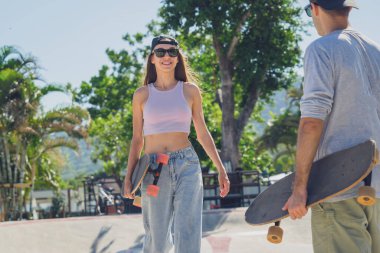 Kaykaylı genç çift kaykayın tadını çıkarıyor..