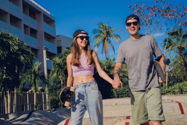 Kaykaylı genç çift kaykayın tadını çıkarıyor..