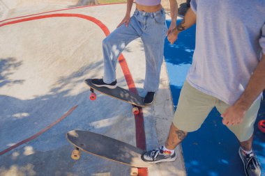 Kaykaylı genç çift kaykayın tadını çıkarıyor..