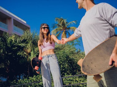 Kaykaylı genç çift kaykayın tadını çıkarıyor..