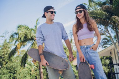 Kaykaylı genç çift kaykayın tadını çıkarıyor..