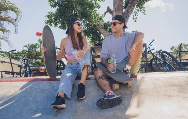 Joven Pareja Feliz Con Monopatines Disfrutan Del Longboard Skatepark —  Fotos de Stock