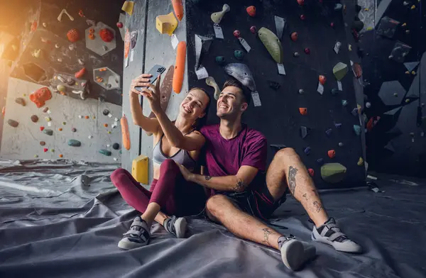 Silna Para Wspinaczy Pod Sztuczną Ścianą Kolorowymi Uchwytami Linami — Zdjęcie stockowe