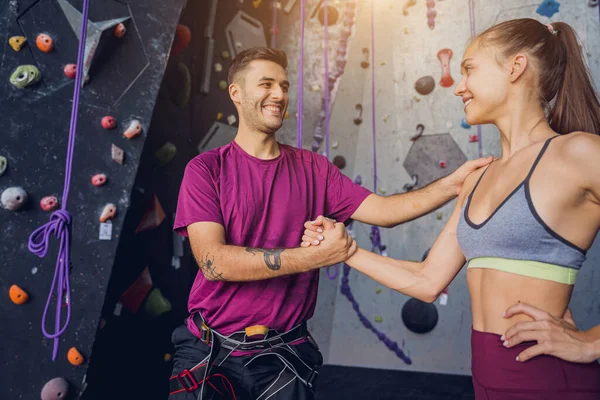 Strong Couple Climbers Artificial Wall Colorful Grips Ropes — Stock Photo, Image