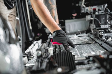 Tunning servis çalışanı arabanın içine ses yalıtımı malzemesi yükle.