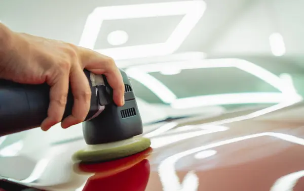 Detaillierung Des Sauberen Und Glänzend Polierten Roten Autos — Stockfoto