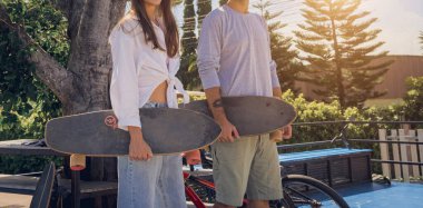 Kaykaylı genç çift kaykayın tadını çıkarıyor..