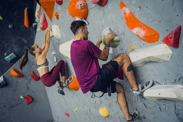 Strong Couple Climbers Climb Artificial Wall Colorful Grips Ropes — Stock Photo, Image