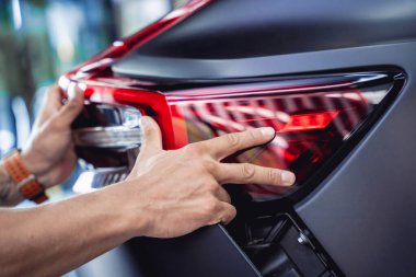 Araba servisinin garajında parçalanmış bir arabanın yedek parçalarını değiştirmek..