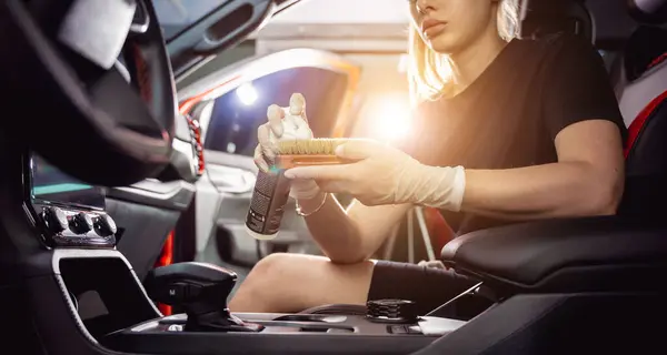 Jonge Vrouw Die Het Stuur Van Auto Schoonmaakt Met Een — Stockfoto