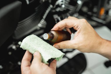 Nano kaplama motosiklet işlemi yumuşak fiber sünger uyguluyor..