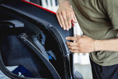 Araba servisinin garajında parçalanmış bir arabanın yedek parçalarını değiştirmek..